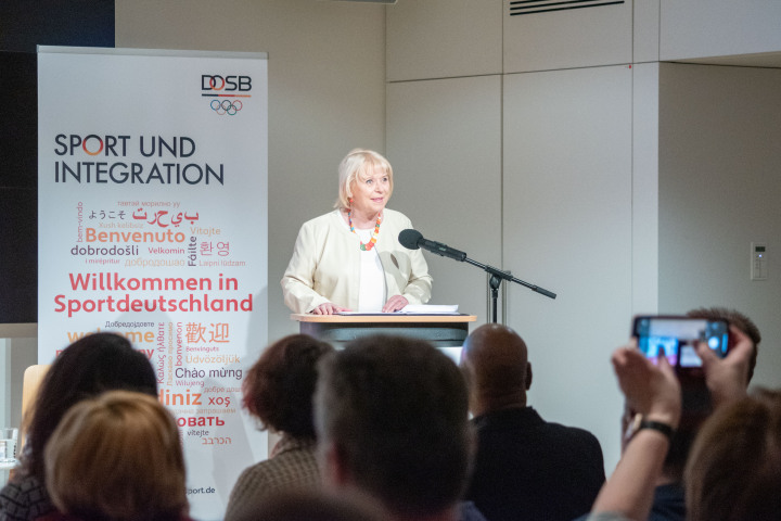 Begrüßung der Landtagspräsidentin Prof. Dr. Ulrike Liedtke zur Ausstellungseröffnung im Landtag