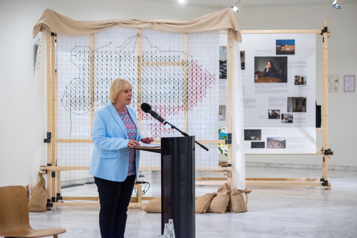 Begrüßung der Landtagspräsidentin Prof. Dr. Ulrike Liedtke zur Ausstellungseröffnung im Foyer des Landtages.