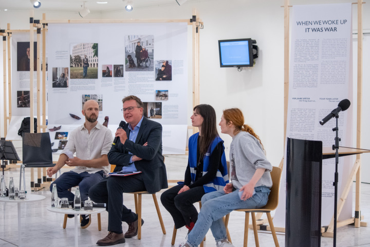 Gesprächsrunde mit den Ausstellern. V. l. n. r.: Konstantin Börner, Moderator Johannes Funke (MdL u. Vorsitzender des Ausschusses für Europaangelegenheiten und Entwicklungspolitik), Kira Perepelytsia und Valeriia Travkina.