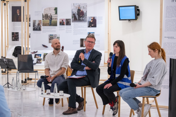 Gesprächsrunde mit den Ausstellern. V. l. n. r.: Konstantin Börner, Moderator Johannes Funke (MdL u. Vorsitzender des Ausschusses für Europaangelegenheiten und Entwicklungspolitik), Kira Perepelytsia und Valeriia Travkina.