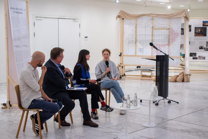Gesprächsrunde mit den Ausstellern. V. l. n. r.: Konstantin Börner, Moderator Johannes Funke (MdL u. Vorsitzender des Ausschusses für Europaangelegenheiten und Entwicklungspolitik), Kira Perepelytsia und Valeriia Travkina.