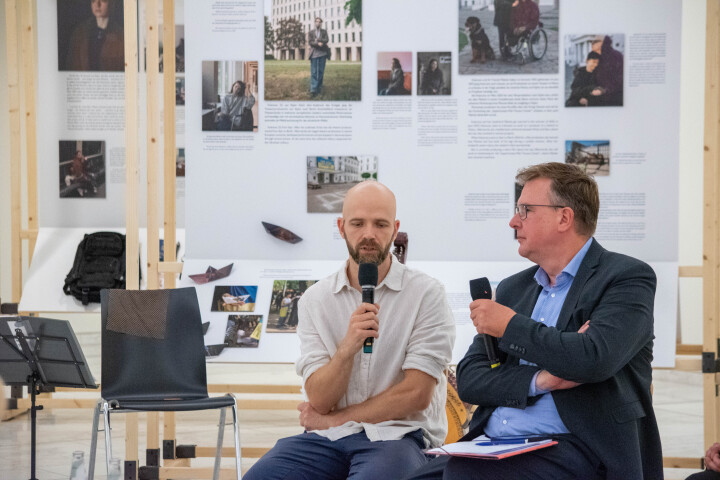 Gesprächsrunde mit den Ausstellern. Konstantin Börner (l.) und Moderator Johannes Funke (r., MdL u. Vorsitzender des Ausschusses für Europaangelegenheiten und Entwicklungspolitik)
