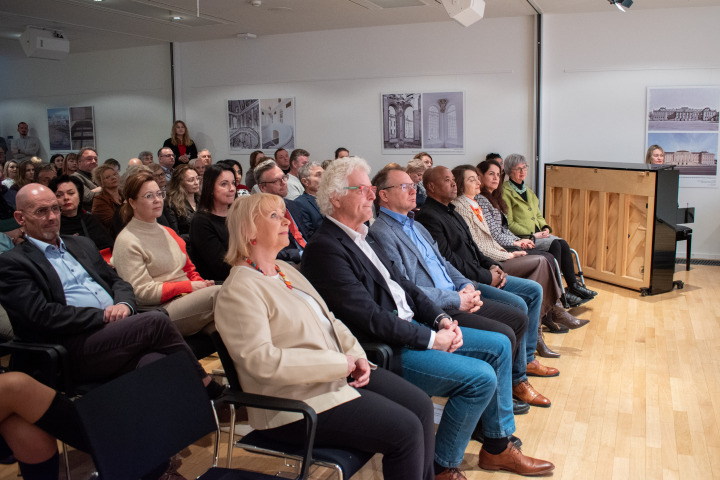 Blick in den Pressekonferenzraum während der Ausstellungseröffnung