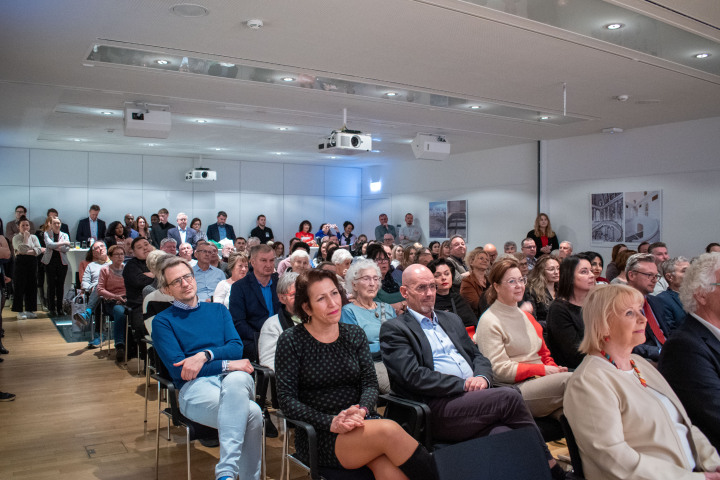 Blick in den Pressekonferenzraum während der Ausstellungseröffnung