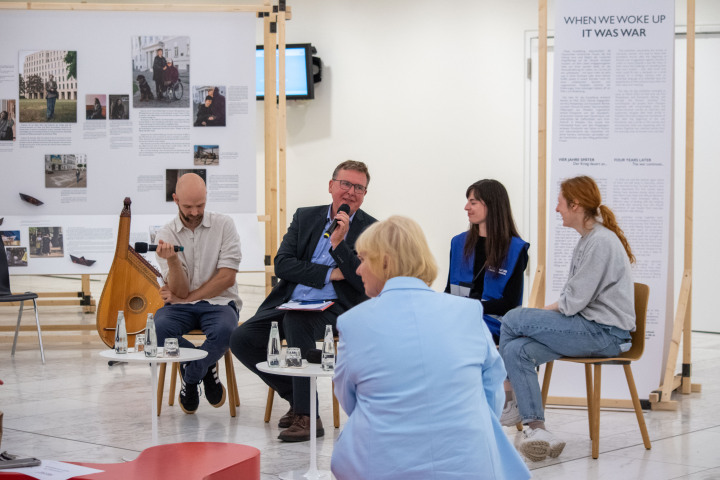 Gesprächsrunde mit den Ausstellern. V. l. n. r.: Konstantin Börner, Moderator Johannes Funke (MdL u. Vorsitzender des Ausschusses für Europaangelegenheiten und Entwicklungspolitik), Kira Perepelytsia und Valeriia Travkina.