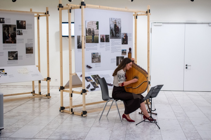 Musikalischer Abschluss zur Ausstellungseröffnung mit der ukrainischen Banduristin Vira Pavlenok.