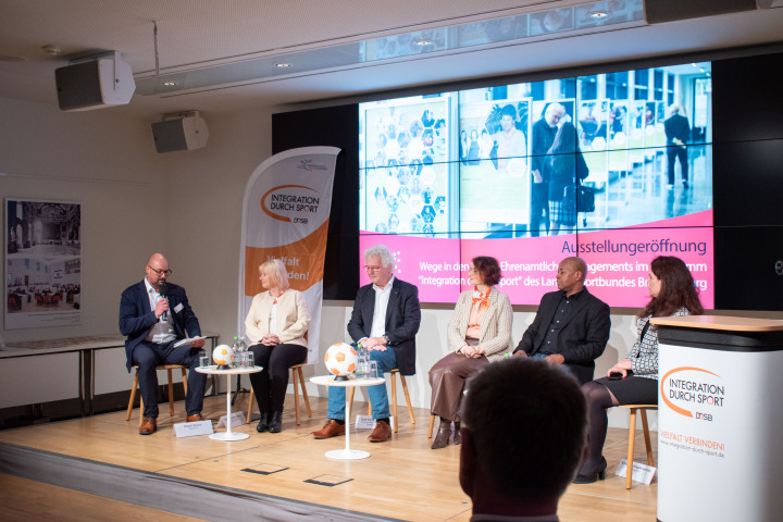 Im Gespräch zur Ausstellung (v. l. n. r.) Moderator Robert Busch, Landtagspräsidentin Prof. Dr. Ulrike Liedtke, Präsident des Landessportbundes Brandenburg Karl-Heinz Hegenbart und die Protagonisten Dr. Milana Michaljow, Abdul Carimo und Khorshid Alizadehseilabi