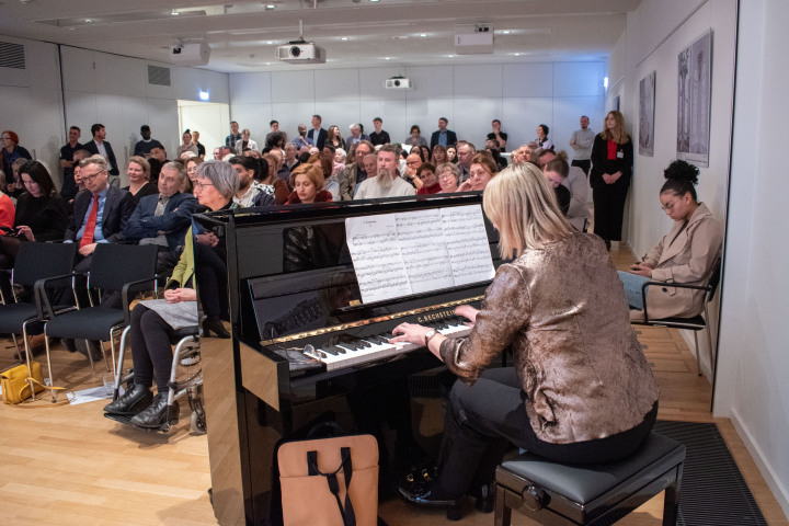 Musikalischer Ausklang der Ausstellungseröffnung mit der Pianistin Anastasia Mozina-Braun