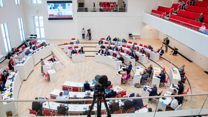 Blick in den Plenarsaal zu Beginn der Aktuellen Stunde auf Antrag der SPD-Fraktion in der 37. Sitzung des Landtages.