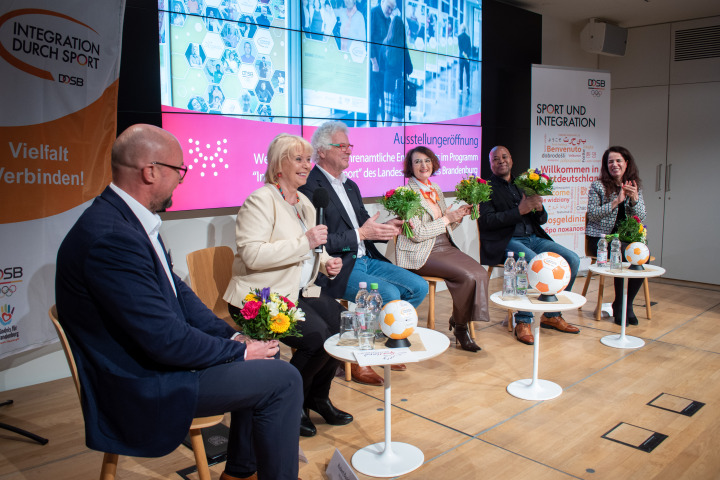 Landtagspräsidentin Prof. Dr. Ulrike Liedtke (2. v. l.) bedankt sich bei den Teilnehmerinnen und Teilnehmern am Gespräch zur Ausstellung