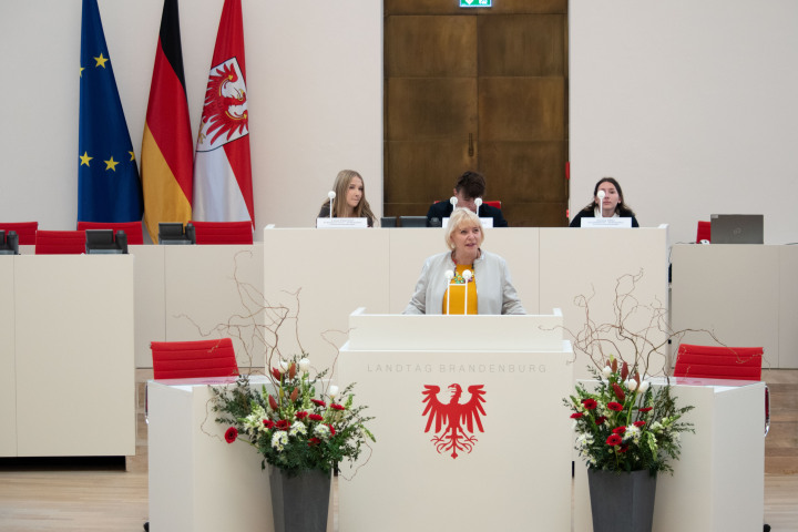Landtagspräsidentin Prof. Dr. Ulrike Liedtke begrüßt die Schüllerinnen und Schüler im Plenarsaal des Landtages