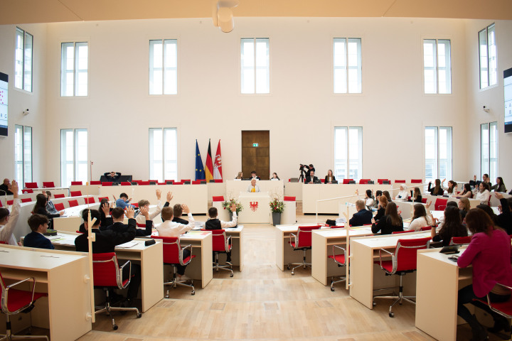 Blick in den Plenarsaal während der Begrüßung der Landtagspräsidentin Prof. Dr. Ulrike Liedtke