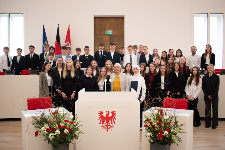 Gruppenfoto der Schülerinnen und Schüler des Goethe-Gymnasiums Pritzwalk mit der Landtagspräsidentin Prof. Dr. Ulrike Liedtke (1. R. 2. v. r.)