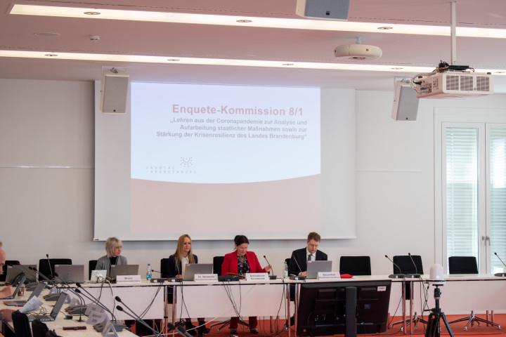 Blick in den Beratungsraum während der konstituierenden Sitzung der EK 8/1 am 14.03.2025