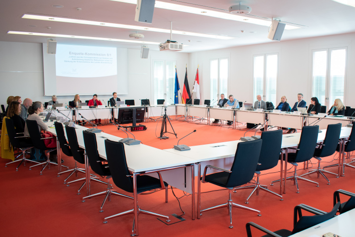 Blick in den Beratungsraum während der konstituierenden Sitzung der EK 8/1 am 14.03.2025