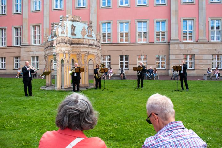 Die Potsdamer Turmbläser eröffnen die vierte Veranstaltung der Reihe „Kunst zur Zeit“ im Innenhof des Landtages.