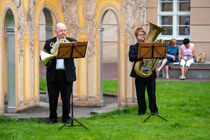 Der Hornist Gisbert Näther (l.) und der Tubist Takuya Kishimoto (r.)