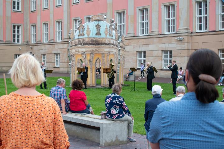 Impression aus dem Innenhof während der Veranstaltung 