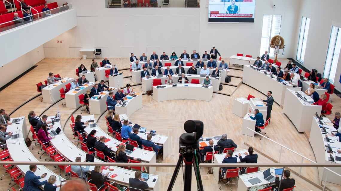 Blick in den Plenarsaal zu Beginn der Aktuellen Stunde auf Antrag der AfD-Fraktion in der 38. Sitzung des Landtages Brandenburg.