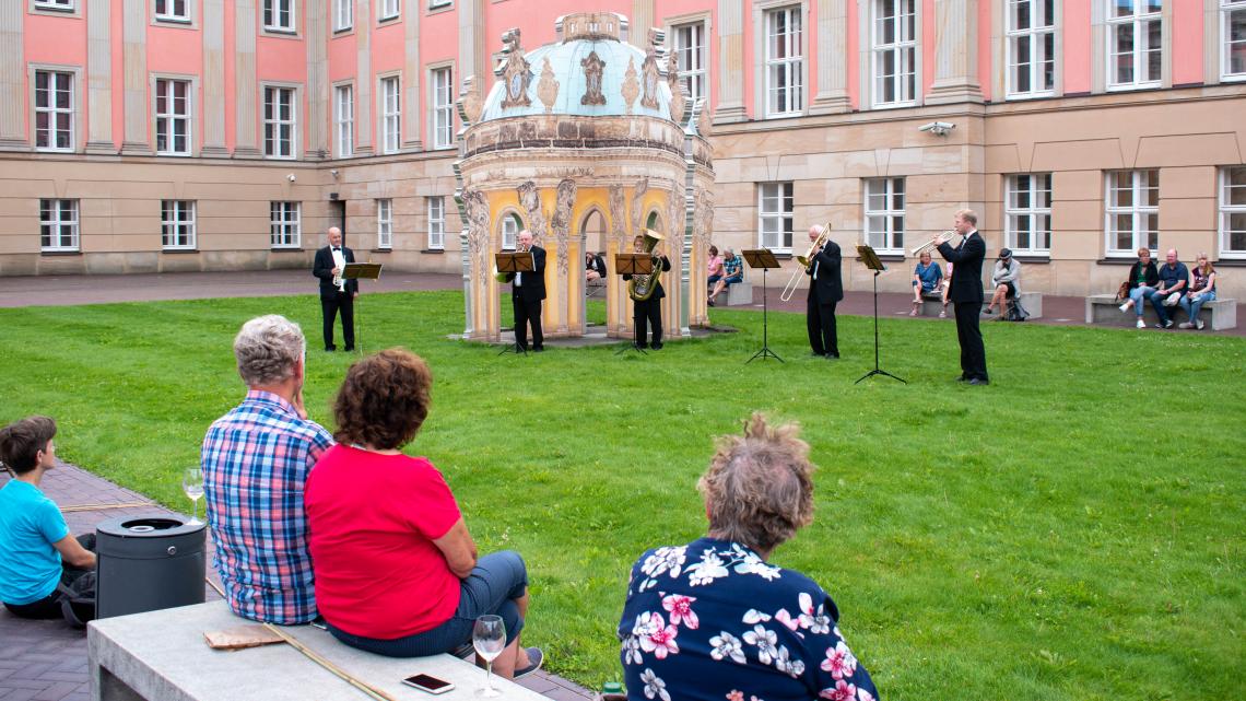 Die Potsdamer Turmbläser im Innenhof des Landtages