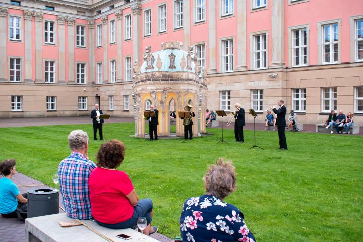 Die Potsdamer Turmbläser spielen im Innenhof des Landtages.