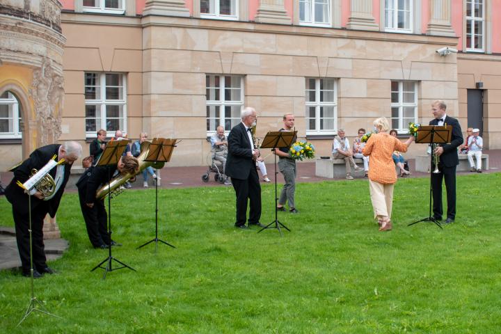 Landtagspräsidentin Prof. Dr. Ulrike Liedtke (m.) bedankt sich bei den Potsdamer Turmbläsern.