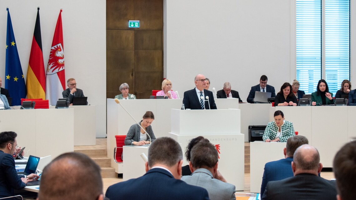 Blick in den Plenarsaal während der Regierungserklärung des Ministerpräsidenten Dr. Dietmar Woidke in der 10. Sitzung des Landtages Brandenburg.