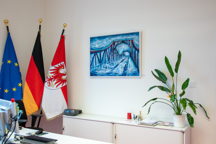 Werk „Tanz der Freiheit“ (Darstellung Glienicker Brücke) im Büro der Landtagspräsidentin