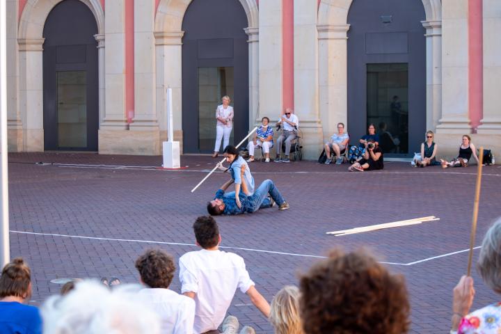 Profitänzer Daniel Abreu (Madrid) und Profitänzerin Carmen Fumero bei der Choreographie „Más o menos inquieto“ 