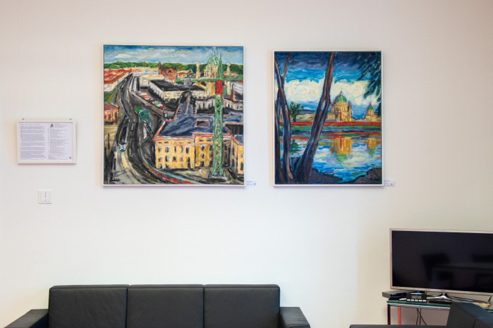 Werke (v. l.) „Potsdams neue Mitte“ (Blick von oben zum Alten Markt) und „Potsdamimpressionen“ (Blick über das Wasser Richtung Nikolaikirche) im Büro der Landtagspräsidentin