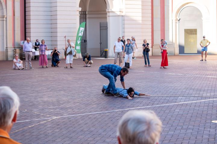 Profitänzer Daniel Abreu (Madrid) und Profitänzerin Carmen Fumero bei der Choreographie „Más o menos inquieto“ 