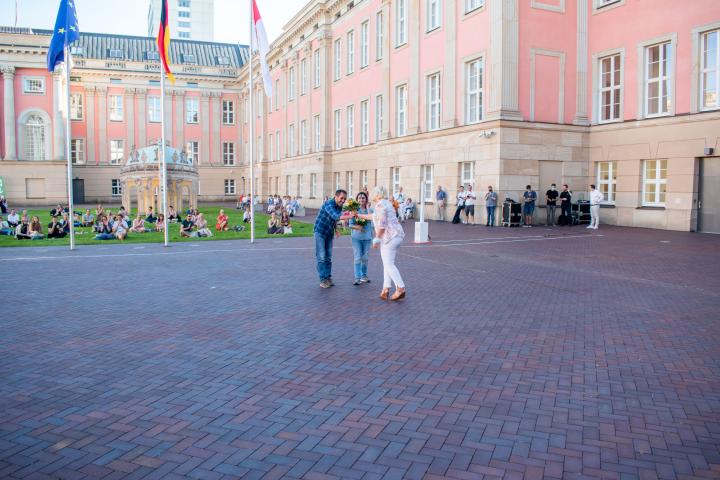 Landtagspräsidentin Prof. Dr. Ulrike Liedtke (1. v. r.) bedankt sich bei Carmen Fumero (2. v. r.) und Daniel Abreu (l.) für ihren Auftritt bei der fünften Veranstaltung „Kunst zur Zeit“.