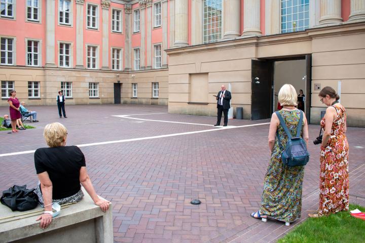Vizepräsident Andreas Galau begrüßt die Gäste zur sechsten Veranstaltung „Kunst zur Zeit“ im Innenhof des Landtages.
