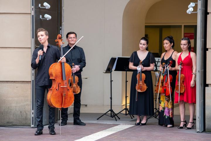 Der Cellist Constantin Heise (l.) bei der Einführung zu seiner Eigenkomposition für Streichquartett