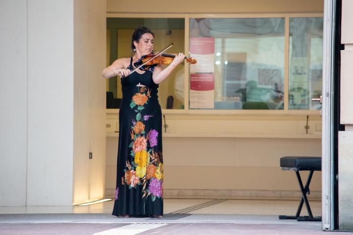 Die Violinistin Elisabeth Glass während des Programms „Eine Uraufführung und lauter Variationen“