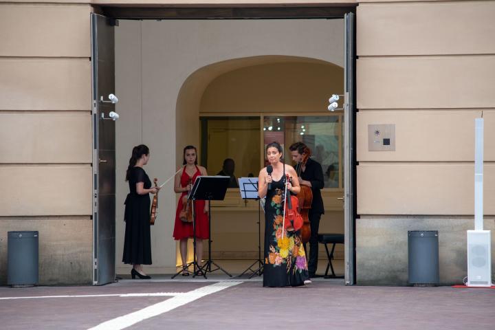 Die Violinistin Elisabeth Glass (m.) erläutert das letzte Stück des Programms „Eine Uraufführung und lauter Variationen“.