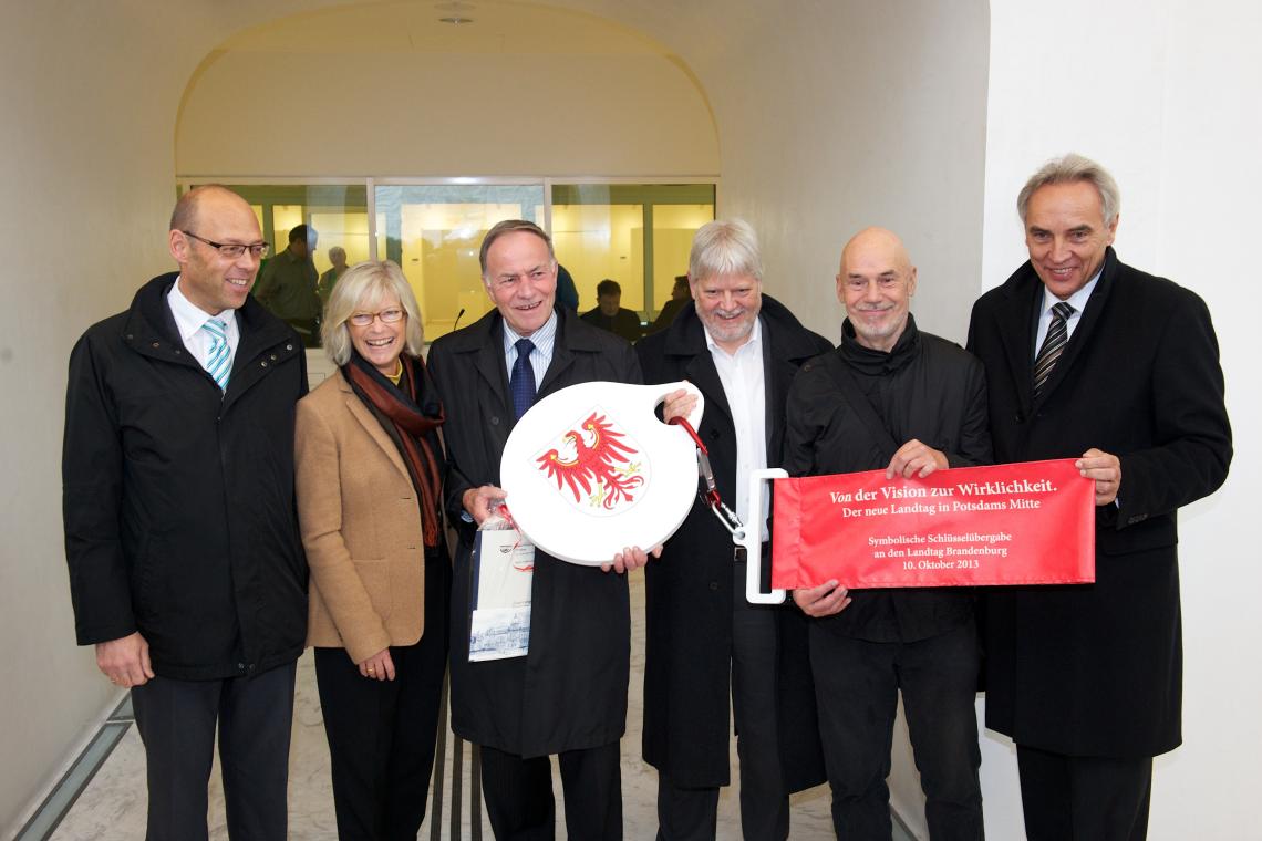 Landtagspräsident Gunter Fritsch (m. l.) erhält den symbolischen Transponderschlüssel zum neuen Landtagsgebäude. V. l. n. r.: Landesrechnungshofpräsident Christoph Weiser; Elona Müller-Preinesberger, Beigeordnete Stadt Potsdam; Landtagspräsident Gunter Fritsch; Finanzminister Dr. Helmuth Markov; Alexander Naujoks, Vorstandsvorsitzender der BAM Deutschland AG