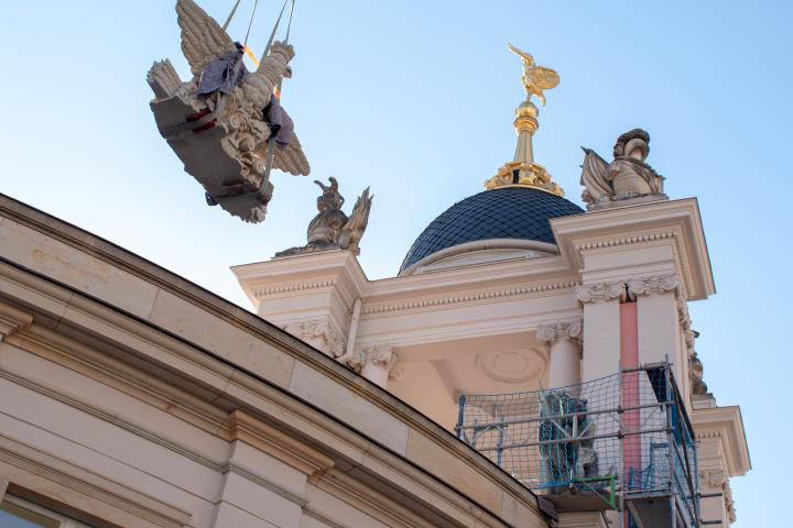 Die erste große Adlergruppe auf dem östlichen Galeriegeschoss des Fortunaportals wurde am 18. September 2018 aufgesetzt. Diese um 1700 entstandene und den Beginn der klassischen Potsdamer Bildhauerkunst markierende Großplastik besteht zur Hälfte aus restaurierten Originalteilen – die notwenigen Ergänzungen wurden mit dem ursprünglich verwendeten Sandstein angefertigt.