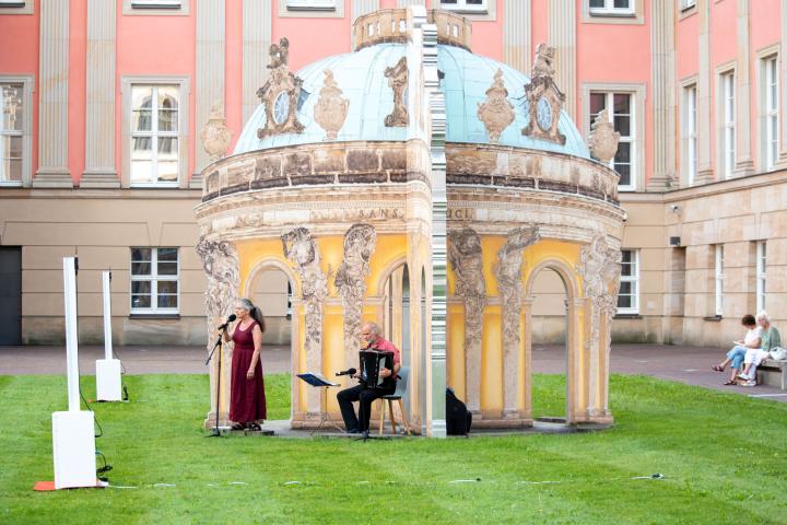 Künstlerin und Schauspielerin Chasan Jalda Rebling und Akkordeonvirtuose Tobias Morgenstern während ihres Auftritts