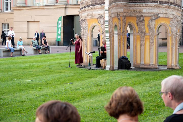 Künstlerin und Schauspielerin Chasan Jalda Rebling und Akkordeonvirtuose Tobias Morgenstern während ihres Auftritts