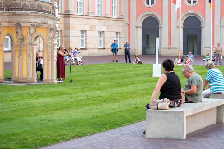 Künstlerin und Schauspielerin Chasan Jalda Rebling und Akkordeonvirtuose Tobias Morgenstern während ihres Auftritts