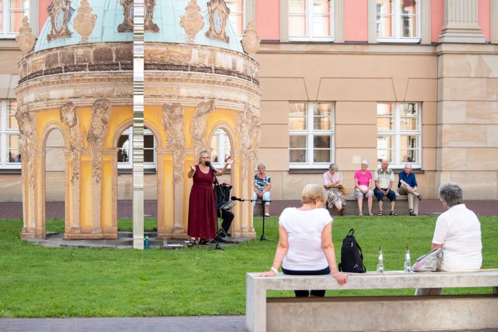 Künstlerin und Schauspielerin Chasan Jalda Rebling und Akkordeonvirtuose Tobias Morgenstern während ihres Auftritts