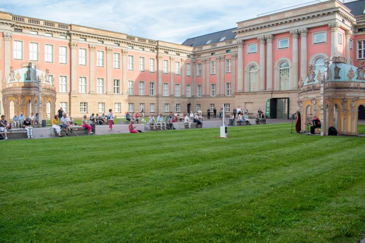 Impression aus dem Innenhof während der Veranstaltung