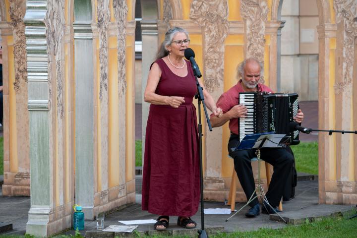 Künstlerin und Schauspielerin Chasan Jalda Rebling und Akkordeonvirtuose Tobias Morgenstern während ihres Auftritts