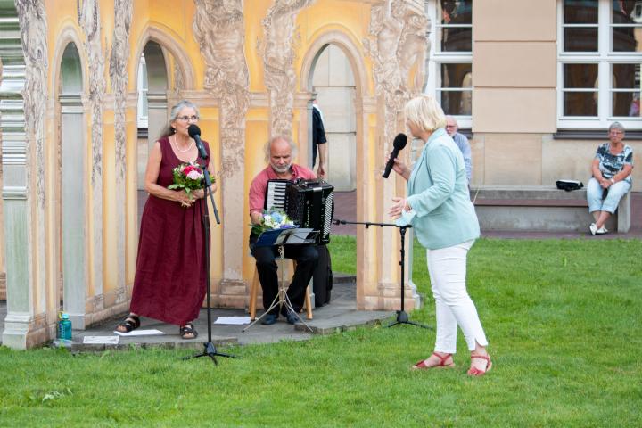 Landtagspräsidentin Prof. Dr. Ulrike Liedtke (1. v. r.) bedankt sich bei Chasan Jana Rebling und Tobias Morgenstern für ihren Auftritt bei der siebten Veranstaltung „Kunst zur Zeit“ und bittet um eine Zugabe.