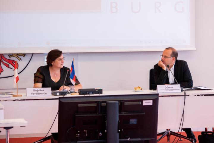 Die Vorsitzende des Rates für die Angelegenheiten der Sorben/Wenden Kathrin Schwella (l.) und der Landesbauftragte für die Angelegenheiten der Sorben/Wenden Tobias Dünow (r.) zu Beginn der Sitzung.