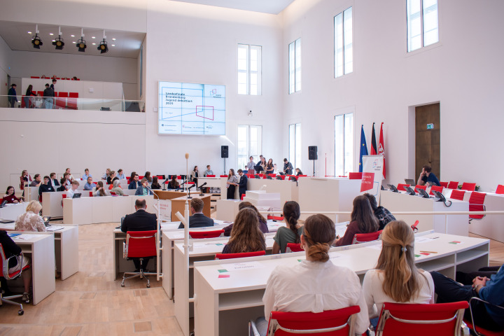 Blick in den Plenarsaal während des musikalischen Beitrags des Humboldt-Gymnasiums Potsdam