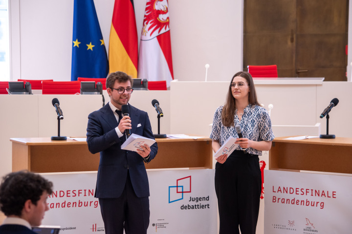 Die Moderatoren Til Kube (l.) und Johanna Liebe (r.) vom Alumniverein