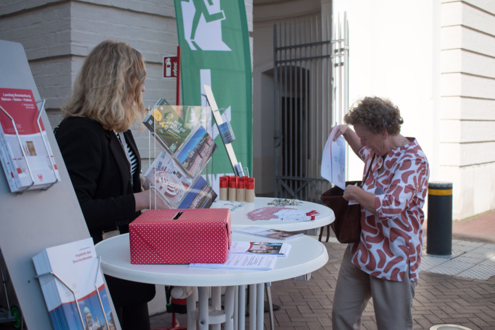 Infostand des Landtages zur Veranstaltung „Kunst zur Zeit“