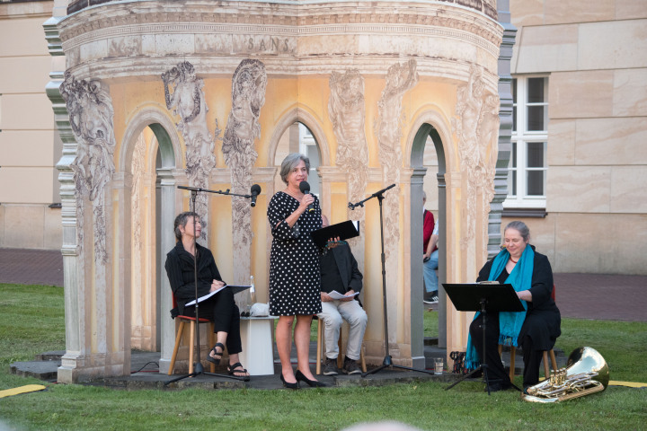 Begrüßung der Landtagsvizepräsidentin Barbara Richstein zur vierten Veranstaltung „Kunst zur Zeit“ im Innenhof des Landtag.